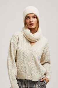 Gładka czapka piaskowa. Czapki MOODO, bez wzorów, z poliamidu. W wyprzedaży za 24,99 zł.