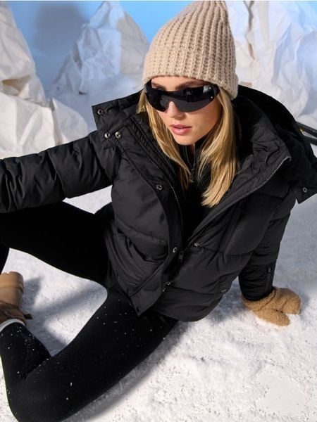 Czapka beanie - beżowy. Brązowe czapki Sinsay, bez wzorów, ze splotem. Za 15,99 zł.