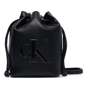 Torebka Calvin Klein. Czarne listonoszki Calvin Klein, bez wzorów, bez dodatków. Za 329,99 zł.