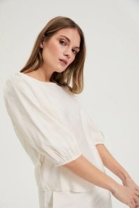 Koszula z bufiastymi rękawami kremowa. Białe koszule MOODO, l, bez wzorów, z poliesteru, bez kołnierzyka, bez ramiączek. Za 99,99 zł.