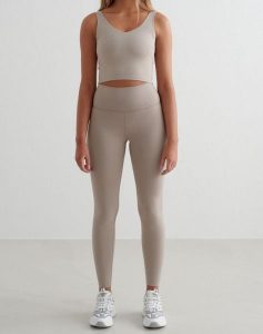Damskie legginsy wysoki stan, odprowadzające pot, squat proof Sense Tall beżowe. Brązowe legginsy AIM'N, bez wzorów, z elastanu, z podwyższonym stanem. Za 297,00 zł.