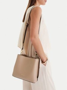 GINO ROSSI Torebka C-LX10291 Beżowy. Brązowe torebki klasyczne Gino Rossi, bez wzorów, z materiału, bez dodatków. Za 279,99 zł.