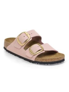 Birkenstock Skórzane klapki "Arizona Big Buckle" w kolorze jasnoróżowym rozmiar: 36. Różowe klapki Birkenstock, bez wzorów, z nubiku, z otwartym noskiem, bez obcasa. Za 480,90 zł.