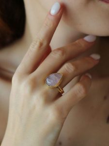 Pierres delicates Pozłacany pierścionek z kwarcem rozmiar: onesize. Różowe pierścionki Pierres delicates, z kwarcem, pozłacane. Za 43,99 zł.