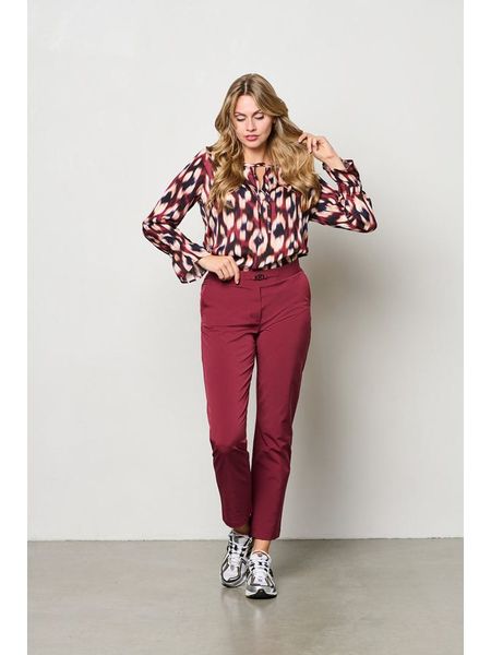 &Co Woman Spodnie "Pola" w kolorze czerwonym rozmiar: L. Czerwone spodnie z wysokim stanem &Co Woman, z aplikacjami, z materiału, z podwyższonym stanem. Za 165,71 zł.