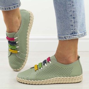 Zielone skórzane ażurowe półbuty damskie T.Sokolski W26-03. Zielone półbuty Sokolski, na lato, w ażurowe wzory, z jeansu, z okrągłym noskiem, bez obcasa, bez zapięcia. Za 269,00 zł.