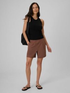 4F Spodenki casual damskie - brązowe XS. Brązowe szorty 4f, bez wzorów, z dresówki, casualowe, z podwyższonym stanem. W wyprzedaży za 69,99 zł.