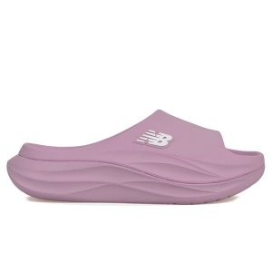 Klapki damskie New Balance W66507VX – różowe. Czerwone klapki New Balance, bez wzorów, bez obcasa. Za 249,99 zł.