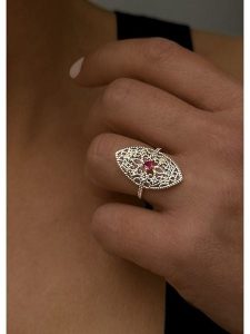 DIA DIAMONDS Pozłacany pierścionek z diamentami i rubinem rozmiar: 58. Czerwone pierścionki DIA DIAMONDS, z diamentem, pozłacane. Za 341,79 zł.