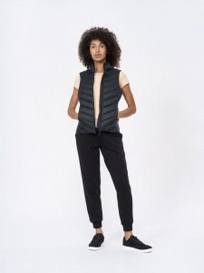 4F Bezrękawnik puchowy z wypełnieniem syntetycznym damski S. Czarne kamizelki 4f, s, bez wzorów, z puchu, bez kołnierzyka, bez ramiączek, bez kaptura. W wyprzedaży za 129,99 zł.