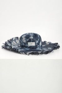 Kapelusz damski EMPORIO ARMANI. Kapelusze Emporio Armani, bez wzorów. W wyprzedaży za 544,62 zł.