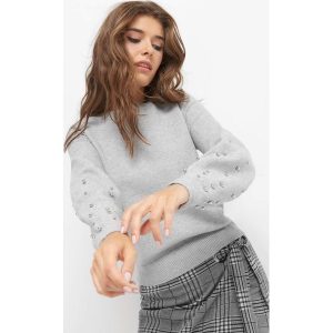 Nietoperzowy sweter z perłami. Długie swetry marki Orsay. W wyprzedaży za 70,00 zł.