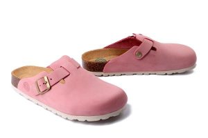 DR. BRINKMANN 600131-42 rosa, klapki damskie. Czerwone klapki Dr. Brinkmann, bez wzorów, ze skóry, bez obcasa. Za 284,90 zł.