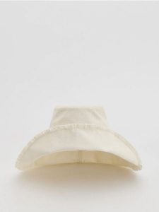 Kapelusz z wiskozą i lnem - złamana biel. Kapelusze Reserved, bez wzorów, z wiskozy. Za 79,99 zł.