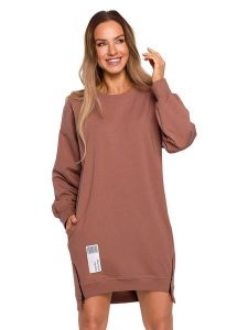 Made of emotion Sukienka dresowa w kolorze brązowym rozmiar: S. Brązowe sukienki Made Of Emotion, na co dzień, s, z aplikacjami, z dresówki, z asymetrycznym kołnierzem, bez ramiączek, mini, asymetryczne. Za 224,99 zł.