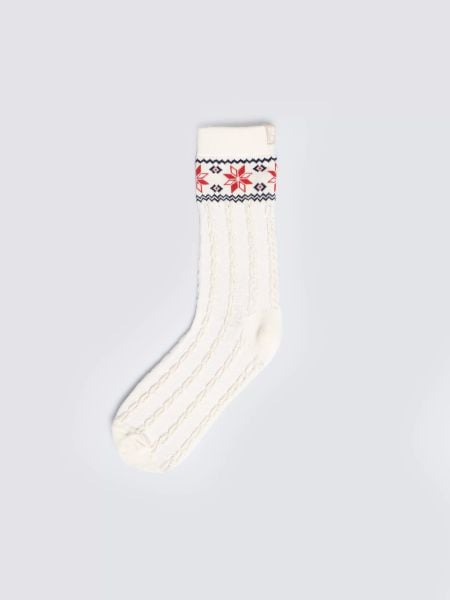 Skarpety damskie długie z ozdobnym splotem białe Bianca 100. Białe skarpetki Big Star, z aplikacjami, z bawełny. W wyprzedaży za 9,99 zł.