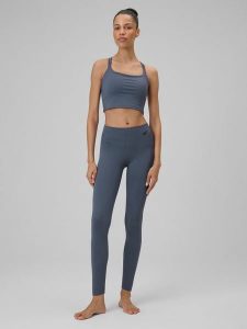 4F Legginsy do jogi szybkoschnące damskie - granatowe S. Fioletowe legginsy 4f, bez wzorów, z włókna, z podwyższonym stanem. Za 149,99 zł.