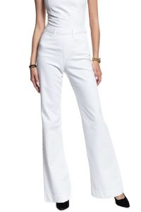 DAMSKI KOMBINEZON WRANGLER OVERALL FLARE WHITE W29PDM989 112128586. Białe kombinezony Wrangler, xs, bez wzorów, z jeansu, bez kołnierzyka, bez ramiączek. W wyprzedaży za 69,99 zł.