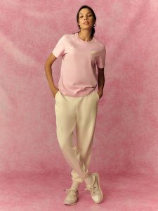 4F Spodnie dresowe joggery damskie - kremowe XL. Brązowe spodnie dresowe 4f, xl, bez wzorów, z dresówki. Za 149,99 zł.