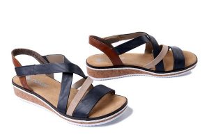 RIEKER V3663-91 blue combination, sandały damskie. Czarne sandały Rieker, bez wzorów, z gumy, bez obcasa, na koturnie, bez zapięcia. Za 299,90 zł.