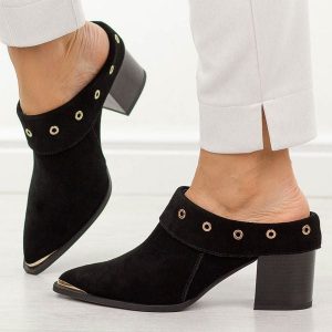 Czarne skórzane klapki damskie na obcasie mule DiA 3059. Czarne klapki DiA, bez wzorów, z jeansu, bez obcasa, na obcasie. W wyprzedaży za 368,72 zł.