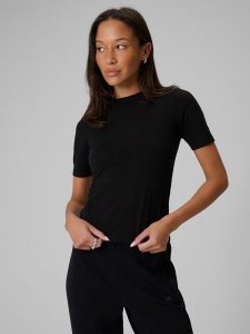 4F T-shirt slim gładki damski - czarny M. Czarne t-shirty 4f, m, bez wzorów, z materiału, bez kołnierzyka, bez ramiączek. Za 59,99 zł.