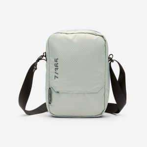 Saszetka na ramię 1,6 l. Zielone nerki i saszetki DECATHLON, bez wzorów, z materiału. Za 69,99 zł.