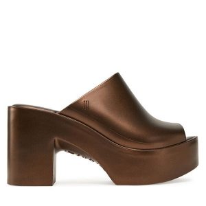 Klapki Melissa. Brązowe klapki Melissa, bez wzorów, bez obcasa. Za 309,99 zł.