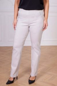 Popielate spodnie Nilda z prostą nogawką wysoki stan PLUS SIZE XXL. Szare spodnie z wysokim stanem Nasi partnerzy, bez wzorów, z elastanu, z podwyższonym stanem, krótkie. Za 159,90 zł.