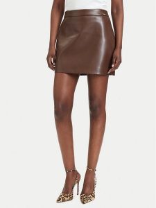 Guess Spódnica z imitacji skóry W6YD09 W2902 Brązowy Regular Fit. Brązowe spódnice Guess, xs, z aplikacjami, ze skóry. Za 344,99 zł.