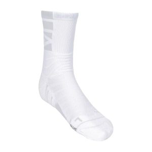 Skarpety treningowe Under Armour Playmaker Crew. Białe skarpetki Under Armour, bez wzorów. Za 35,99 zł.