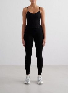 Damskie legginsy bezszwowe, z wysokim stanem, odprowadzające pot Tulip czarne. Czarne legginsy AIM'N, bez wzorów, z dzianiny, z podwyższonym stanem, długie. Za 253,50 zł.