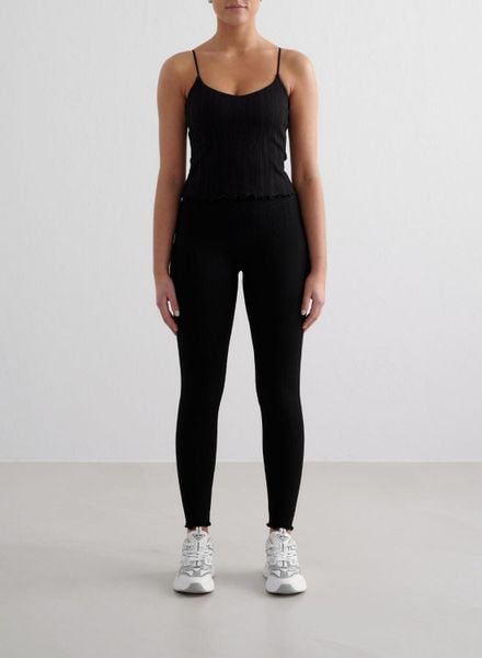 Damskie legginsy bezszwowe, z wysokim stanem, odprowadzające pot Tulip czarne. Czarne legginsy AIM'N, bez wzorów, z dzianiny, z podwyższonym stanem, długie. Za 253,50 zł.