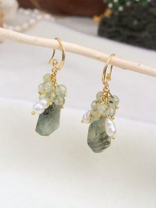 L'Atelier de Gaia Pozłacane kolczyki z prehnitami i perłami rozmiar: onesize. Białe kolczyki L'Atelier de Gaia, z perłą, pozłacane. Za 56,99 zł.