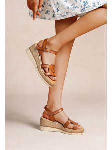 Foreverfolie Sandały w kolorze jasnobrązowym na koturnie rozmiar: 41. Brązowe sandały Foreverfolie, bez wzorów, z otwartym noskiem, bez obcasa, na koturnie, bez zapięcia. Za 105,38 zł.