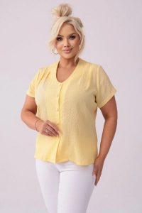 Klasyczna zapinana na guziki bluzka Nel w kolorze pastelowej żółci PLUS SIZE XXL OVERSIZE. Żółte bluzki Moda Size Plus Iwanek, plus size, bez wzorów, z bawełny, eleganckie, bez kołnierzyka, plus size, bez ramiączek. Za 199,90 zł.