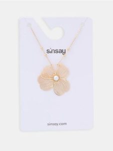Naszyjnik z zawieszką w kształcie kwiata - złoty. Żółte naszyjniki Sinsay, złote. Za 12,99 zł.