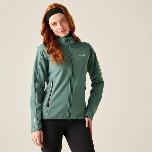 Kurtka damska softshell wodoodporny Moutdale. Zielone kurtki Regatta, bez wzorów, z materiału, bez kaptura. W wyprzedaży za 249,99 zł.