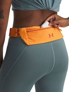 Under Armour Saszetka "Velociti Run Belt" w kolorze pomarańczowym - 33 x 8 cm rozmiar: onesize. Pomarańczowe nerki i saszetki Under Armour, bez wzorów, z materiału. Za 150,02 zł.