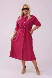 Elegancka amarantowa sukienka szmizjerka Giulia PLUS SIZE OVERSIZE XXL. Czerwone sukienki Moda Size Plus Iwanek, na spotkanie biznesowe, plus size, bez wzorów, z materiału, eleganckie, bez kołnierzyka, plus size, bez ramiączek, midi, oversize. W wyprzedaży za 249,90 zł.