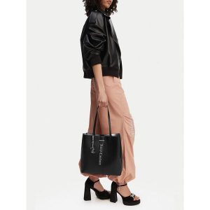 Torebka Juicy Couture. Czarne shopper bag Juicy Couture, bez wzorów, bez dodatków. Za 319,99 zł.