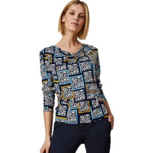 Bluzka ze wzorem. Bluzki marki Tatuum. W wyprzedaży za 99,95 zł.