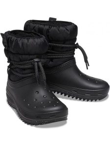 Crocs Kozaki zimowe "Classic Neo Puff" w kolorze czarnym rozmiar: 38/39. Czarne kozaki Crocs, na zimę, bez wzorów, bez obcasa, bez zapięcia. Za 297,95 zł.