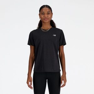 Koszulka damska New Balance WT41253BKH – czarna. Czarne bluzki New Balance, s, bez wzorów, z materiału, sportowe, bez kołnierzyka, bez ramiączek. Za 199,99 zł.
