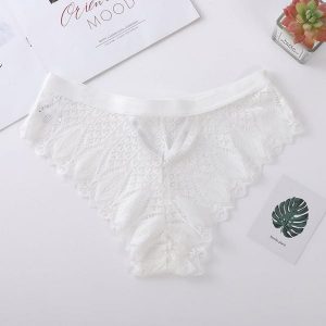 Figi damskie z ozdobną gumką na co dzień i specjalne okazje Edvige. Białe figi Intica, bez wzorów, z materiału. Za 59,00 zł.