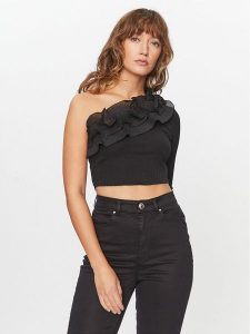 ONLY Bluzka 15306966 Czarny Regular Fit. Czarne bluzki ONLY, m, bez wzorów, z bawełny, bez kołnierzyka, bez ramiączek. Za 119,99 zł.