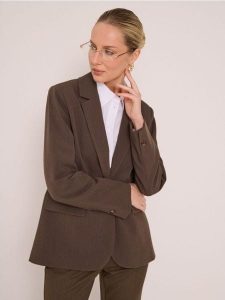 Klasyczna gładka jednorzędowa marynarka z domieszką wiskozy - brązowy. Brązowe marynarki i żakiety Sinsay, l, bez wzorów, z wiskozy, klasyczne. Za 79,99 zł.