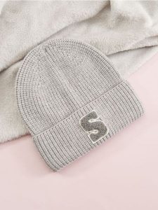 Czapka - szary. Szare czapki Sinsay, z aplikacjami, z materiału. Za 25,99 zł.