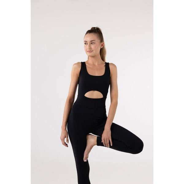 Kombinezon do jogi Moonholi Flow z otwartymi plecami. Czarne kombinezony MOONHOLI, m, bez wzorów, sportowe, bez kołnierzyka, bez ramiączek. Za 349,00 zł.