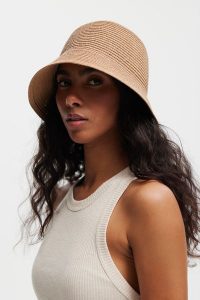 KAPELUSZ BUCKET RETRO KARMELOWY One size - Flawless. Kapelusze Flawless, bez wzorów, eleganckie. Za 210,00 zł.